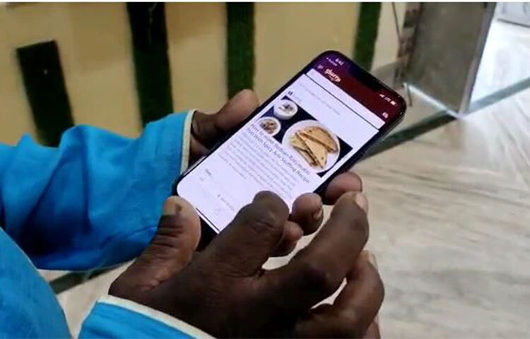 ভাঙা মোবাইল নিয়ে কাঁচাবাদাম বিক্রি থেকে আজ গাড়ি-বাড়ি নিয়ে লেটেস্ট আইফোন হাতে। জীবনে এই উত্তরণের জন্য সোশ্যাল মিডিয়াকে ধন্যবাদ জ্ঞাপন করছেন। ‘বাদামকাকু’। ছবি: সংগৃহীত