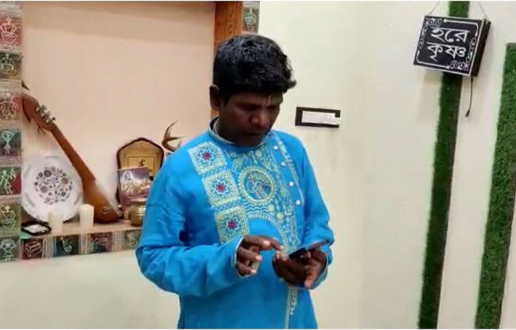 সোশ্যাল মিডিয়ায় ভাইরাল হওয়ার পর থেকেই তার কাছে এসেছে একের পর এক গান করার সুযোগ। কখনো কলকাতায়, কখনো মুম্বাইতে। ফলে ঘরে অর্থের জোগান বেড়েছে। ছবি: সংগৃহীত