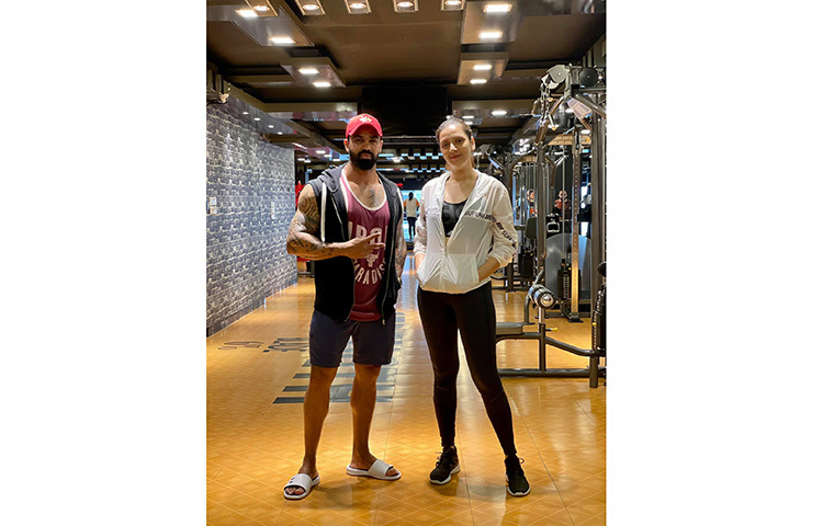 সম্প্রতি মিম আশরাফুজ্জামান নামের একজন ট্রেইনারের কাছ থেকে নতুন করে ব্যায়াম শিখছেন। ছবি: ফেসবুক