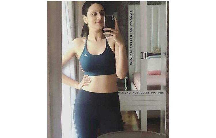 সারাক্ষণ বাসায় আটকা থাকায় শরীর ঠিক রাখার জন্য মিম ব্যায়ামে আরও বেশি মনোযোগী হয়েছেন। ছবি: ফেসবুক