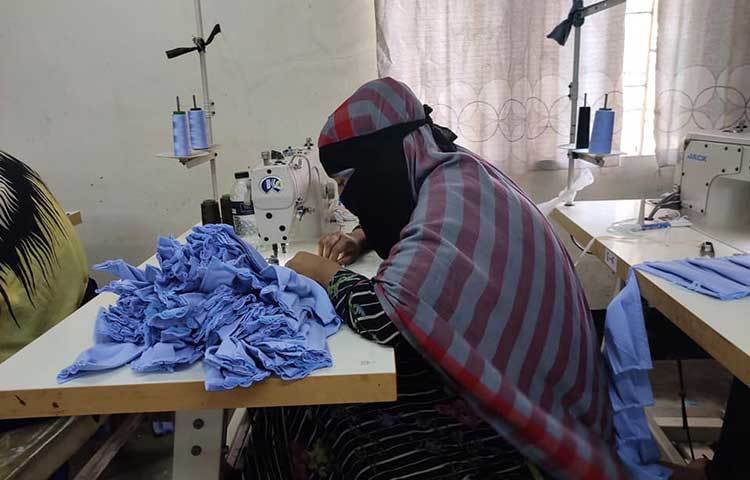 বিদ্যানন্দ-এর এক কম গাউন প্রস্ততের কাজ করছে।