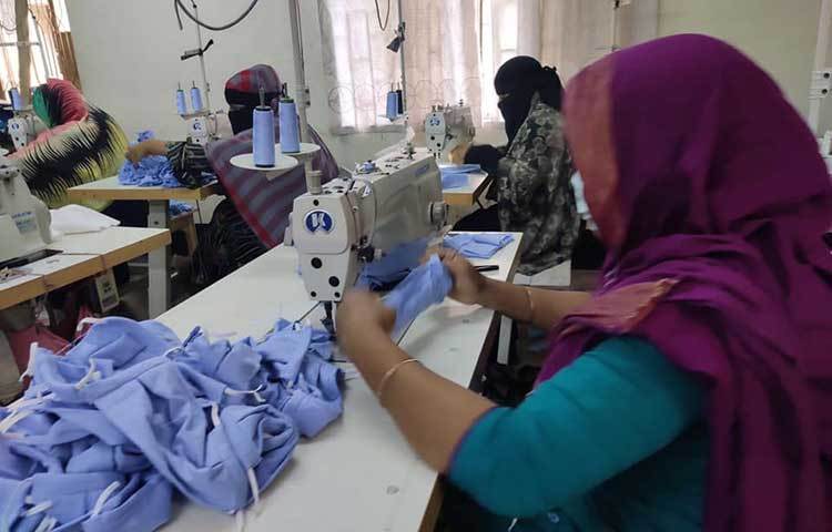 গাউনের ব্যাপারে বিদ্যানন্দ জানাচ্ছে, “গাউন বিতরণ প্রসেস কিংবা ডেলিভারি প্রসেস নিয়ে আমরা দ্রæত জানাচ্ছি। কমার্শিয়াল গাউনের স্ট্যান্ডার্ডে আমরা তৈরি করছি, তাই বলে ‘বাজারের সেরা’ টাইপ প্রতিশ্রুতি দিবো না।”