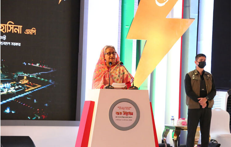প্রধানমন্ত্রী দেশের সব মানুষের ঘরে বিদ্যুৎ পৌঁছে দেওয়ার অঙ্গীকার করেছিলেন। মুজিব শতবর্ষ ও স্বাধীনতার সুবর্ণজয়ন্তীতে সেই প্রতিশ্রুতির বাস্তবায়ন করেছেন তিনি। তার সরকারের দূরদর্শী পরিকল্পনা ও সফল বাস্তবায়নের ফলে দুর্গম চরাঞ্চল থেকে শুরু করে প্রত্যন্ত পার্বত্য অঞ্চলে বিদ্যুতের আলোয় আলোকিত বাংলাদেশ। ছবি: জাগো নিউজ