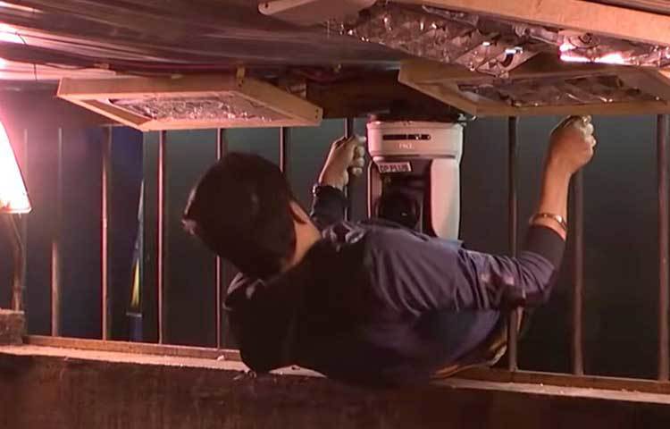 বিগ বস-এর প্রতিযোগীদের জন্য থাকে মোটা অঙ্কের জরিমানার আশঙ্কা। কোনো কারণ ছাড়া শো ছাড়লে অথবা কাউকে বিগ বস নিজেই বহিষ্কার করলে সেই প্রতিযোগীকে দিতে হবে দুই কোটি টাকা।