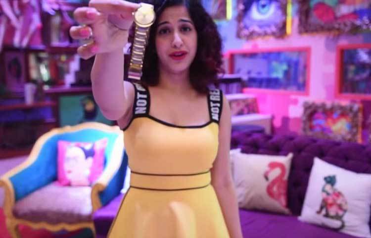 বিগ বস-এর সেটে ঘড়ির প্রবেশ নিষিদ্ধ। সেটে কোনো ঘড়ি নেই। প্রতিযোগীদের সঙ্গেও ঘড়ি থাকে না। সূর্যের অবস্থান দেখে প্রতিযোগীদের সময় আন্দাজ করে নিতে হয়।