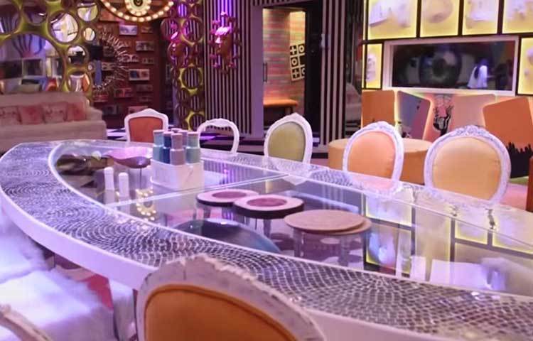 বিগ বস-এর নিয়মিত দর্শকরা নিশ্চয়ই খেয়াল করেছেন যে এই বাড়ির অন্দরসজ্জার অন্যতম উপকরণ আয়না। চারদিকে সাজানো আছে বিভিন্ন মাপের আয়না। তবে এ গুলো কিন্তু সবই একমুখী আরশি বা ওয়ান ওয়ে মিরর।