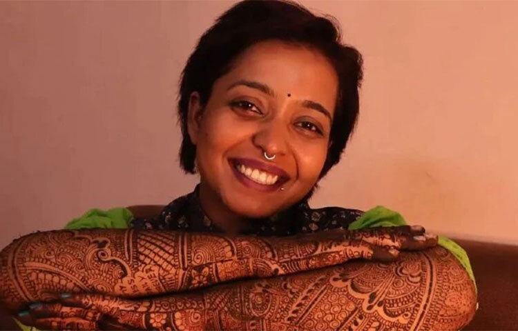 কেন তিনি এমন করলেন? ভাইরাল হওয়ার জন্য কী তিনি এমনটা করেছেন? তবে জানা গেছে, ভারতে তার বিয়ে নিয়ে আসলে বিতর্ক তৈরি হয়েছিল। এক বিজেপি নেতা তার বিয়ের বিরোধিতা করেন এবং ফতোয়া দেন ক্ষমা কোনোভাবেই মন্দিরে গিয়ে বিয়ে করতে পারবেন না। এসব সংঘাত বিবাদ এড়াতেই তিনি আগেভাগে নিজেকে বিয়ে করে নিয়ে সব বিতর্কের অবসান ঘটালেন। ছবি: সংগৃহীত