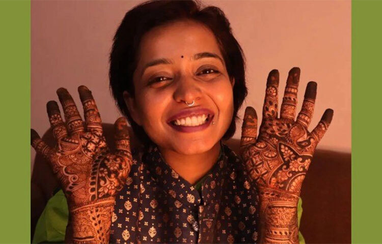তার বিয়েতে সব পর্বই স্বাভাবিকভাবে সম্পন্ন হয়েছে। যেমন গায়ে হলুদ, মেহেদি অনুষ্ঠান ইত্যাদি। গায়ে হলুদে ক্ষমা হলুদ শাড়ি পরেছিলেন। সঙ্গে ফ্লোরাল জুয়েলারি। সমস্ত ছবিতে তিনি হাসিমুখে ধরা দিয়েছেন। প্রতিটি ছবিতে তিনি ক্যাপশনও লিখেছেন। ছবি: সংগৃহীত