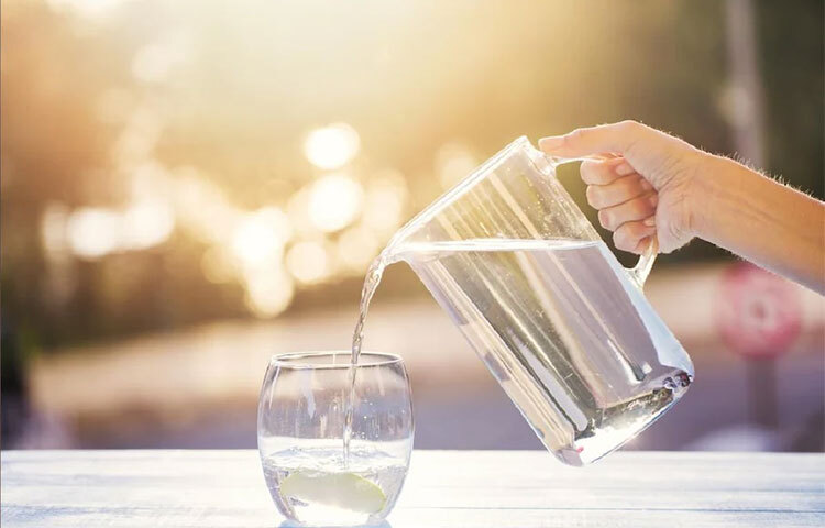 রক্তচাপ কমাতে প্রতিদিন কতটা পানি পান করা উচিত: চিকিৎসক এবং বিশেষজ্ঞরা বলছেন, প্রতিদিন ৮ গ্লাস পানি পান করা উচিত। অর্থাৎ ২৪০ মিলিলিটার। তারা বলছেন, রক্তচাপ নিয়ন্ত্রণ করতে হলে প্রতিদিন ৮ গ্লাস পানি পান করতেই হবে। কেন? এর কারণ হিসেবে চিকিৎসকরা বলছেন, ‘পানি রক্তকে ডিটক্সিফাই করতে সাহায্য করে (বিষাক্ত পদার্থ এবং বর্জ্য অপসারণ), অতিরিক্ত সোডিয়ামসহ যা উচ্চ রক্তচাপের ঝুঁকি বাড়ায়’। ছবি: সংগৃহীত