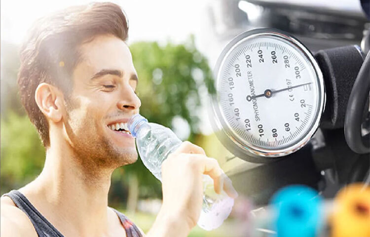 ক্র্যানবেরি জুস-ও সাহায্য করবে: বিশেষজ্ঞরা বলেন, উচ্চ রক্তচাপ নিয়ন্ত্রণে ম্যাজিকের মতো কাজ করে ক্র্যানবেরি জুস। চিকিৎসকদের কথায়, ভিটামিন সি-তে (একটি অ্যান্টিঅক্সিড্যান্ট) ভরপুর ক্র্যানবেরি জুস। এই অ্যান্টিঅক্সিডেন্ট প্রদাহের বিরুদ্ধে লড়াই করে, রক্তপ্রবাহকে উন্নত করে এবং রক্তনালীগুলোকে শিথিল করতে সাহায্য করে। ছবি: সংগৃহীত