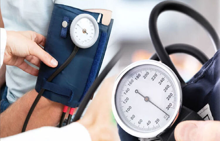 উচ্চ রক্তচাপকে ‘নিঃশব্দ ঘাতক’ বলা হয় কেন: ডব্লিউএইচও-র হিসেব অনুযায়ী, ৩০ থেকে ৭৯ বছর বয়সী প্রায় ১.২৮ বিলিয়ন প্রাপ্তবয়স্ক উচ্চ রক্তচাপে আক্রান্ত। শুধু তাই নয়, আনুমানিক ৪৬ শতাংশ মানুষ জানেনই না যে তারা উচ্চ রক্তচাপে ভুগছেন। রোগটা বিপজ্জনক পর্যায়ে গেলে হার্ট অ্যাটাক, হার্ট ফেইলিওর, স্ট্রোক এবং আরও গুরুতর কার্ডিও ভাসকুলার রোগের লক্ষণ দেখা দিতে শুরু করে। তাই উচ্চ রক্তচাপকে নীরব ঘাতক বলা হয়। ছবি: সংগৃহীত