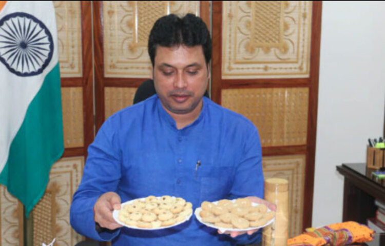 মুলি বাঁশের খাদ্যগুণ মাথায় রেখে এবার বাঁশের কুকিজ বানাল ভারতের আগরতলার বাম্বু অ্যান্ড ক্যান ডেভেলপমেন্ট ইনস্টিটিউট। কচি বাঁশের যে অংশ খাওয়ার যোগ্য তা দিয়ে বানানো হয়েছে বিস্কুট।