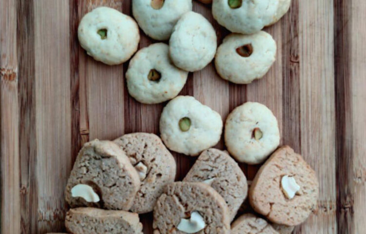 মুলি বাঁশের সঙ্গে ময়দা মিশিয়ে তৈরি হয়েছে সুস্বাদু বিস্কুট।