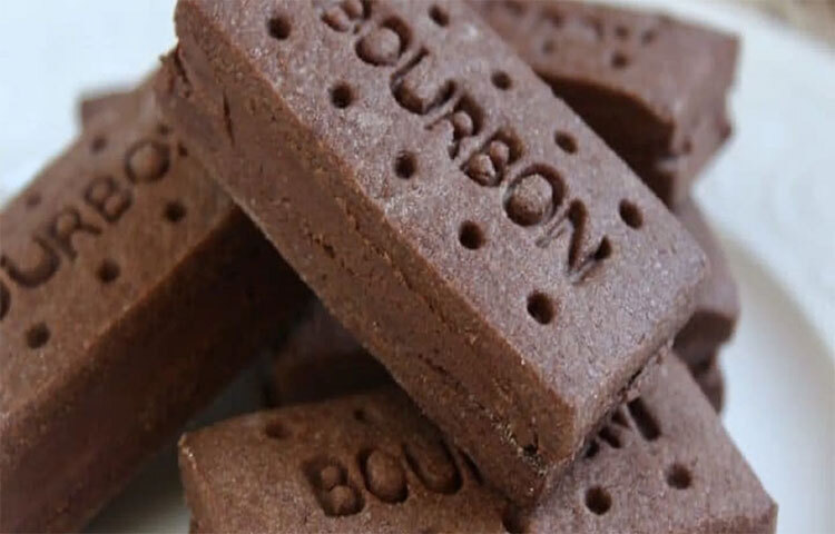 জানা গেছে, বিস্কুটের গায়ে এই ফুটাগুলিকে বলা হয় ডকার হোলস। মিষ্টি, নোনতা এমনকী ক্রিম দেওয়া বিস্কুটেও এমন ফুটা থাকে। এই ফুটোগুলোর প্রথম কারণ সেটির ডিজাইন এবং সৌন্দর্য। ছবি: সংগৃহীত