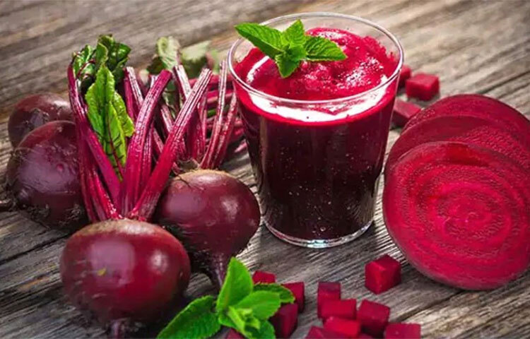 চোখে ছানির মতো রোগ প্রতিহত করতেও এই সবজির জুড়ি মেলা ভার। বিটের মধ্যে ভিটামিন এ ও ক্যারোটিন থাকে যা চোখের রেটিনার ক্ষমতা বৃদ্ধি করে। ছবি: সংগৃহীত