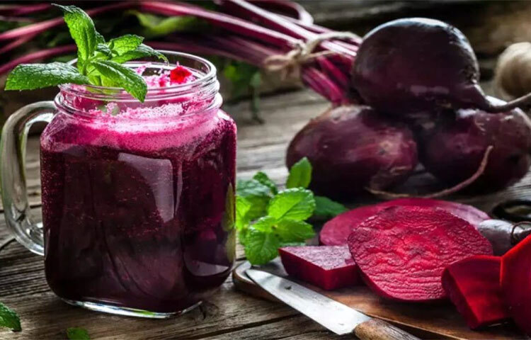 বিটে বিটেইন ও ট্রিপটোফোন নামক উপাদান মন ভালো রাখতে সাহায্য করে। বিটের রস খেলে ডিপ্রেশনের ঝুঁকি কমে। ছবি: সংগৃহীত