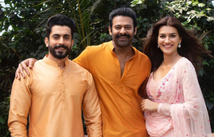 আগামী ছয়টি ছবির মধ্যে রাধে শ্যাম, আদিপুরুষ ও স্পিরিট প্রযোজনা করছেন ভূষণ কুমার। তিনিই ফাঁস করলেন প্রভাসের পারিশ্রমিকের তথ্য। ছবি: সংগৃহীত