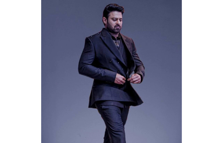 তবে সালমান ও অক্ষয়কেও ছাপিয়ে গেলেন প্রভাস। প্রতি ছবিতে এখন তার পারিশ্রমিক ১৫০ কোটি রুপি। এক কথায় এই মুহূর্তে ভারতের সবচেয়ে দামি অভিনেতা প্রভাস। ছবি: সংগৃহীত