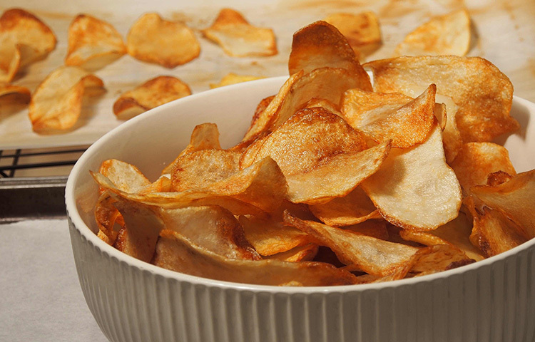 চিকিৎসকদরে মতে, দৈনিক ৫ গ্রামের বেশি লবণ খাওয়া উচিত নয়। আমাদের অসাবধানতায় দিনে অতিরিক্ত লবণ চলে যায় শরীরে। চিপস, চানাচুর, কুরকুরে, বিস্কুট, আমরা যাই খাই না কেন, উচ্চ রক্তচাপ যুক্ত ব্যক্তির কাছে চরম স্বাস্থ্যহানিকর। তাই সেদিকে নজর রাখতেই হবে। ছবি: সংগৃহীত