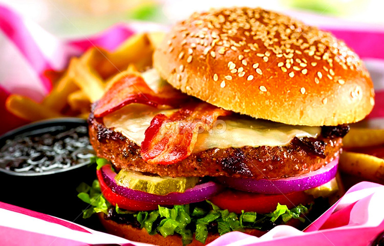 রিফাইন্ড কার্বোহাইড্রেট এড়িয়ে চলা দরকার। ময়দা, চিনি, সাদা ভাত, কেক, প্যাটি, বার্গার, সাদা পাউরুটির মতো খাবার খাওয়ার অভ্যাস ছাড়তে হবে। মোট কথা ওজন নিয়ন্ত্রণে রাখতে হবে। ওজন যত নিয়ন্ত্রণে রাখা যাবে, রক্তচাপও তত কম থাকবে। ছবি: সংগৃহীত