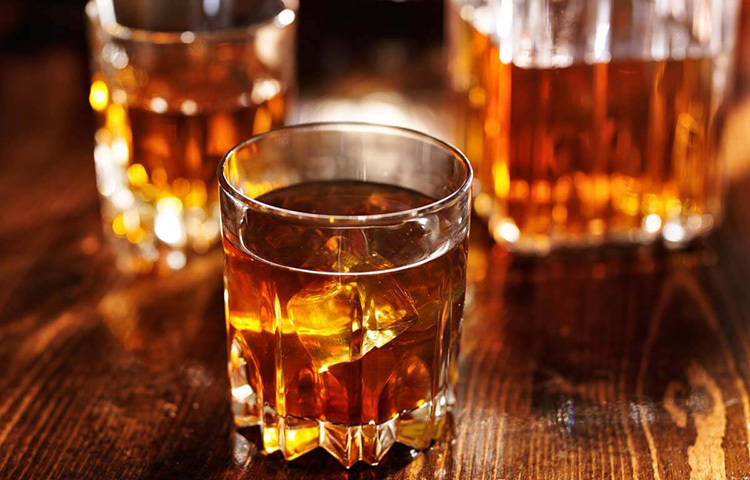 অতিরিক্ত মদ্যপান উচ্চ রক্তচাপের জন্য বেশ ক্ষতিকর। তাই মদ্যপানের অভ্যাস ছেড়ে দিতে হবে। ছবি: সংগৃহীত