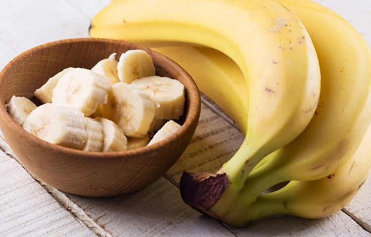 যাদের উচ্চ রক্তচাপ রয়েছে, তাদের জন্য পটাশিয়াম অত্যন্ত জরুরি পুষ্টি। তাই তাদের শরীরে পটাশিয়াম বেশি যেতে হবে । পটাশিয়ামযুক্ত ডায়েট তৈরি করুন। কলা, অ্যাভোক্যাডো, টমেটো, বাদাম, দইয়ের মতো খাবার রোজকার  খাদ্যতালিকায় অবশ্য়ই রাখতে হবে। ছবি: সংগৃহীত