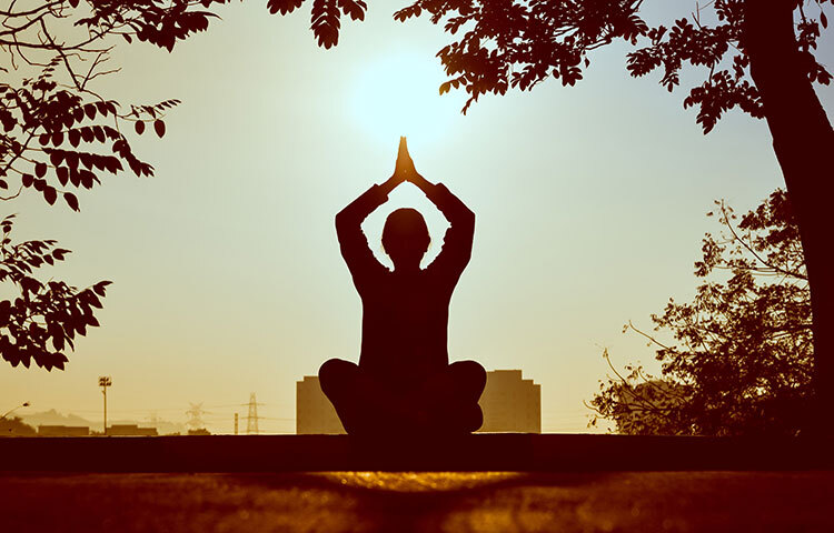 ধ্যান: মানসিক চাপ কর্টিসল এবং অ্যাড্রিনালিনের মতো হরমোন নিঃসরণ বাড়িয়ে দেয়। এই হরমোনগুলোর জেরে হৃদস্পন্দনের গতি বাড়ে। ফলে রক্তনালীগুলো সংকুচিত হয় এবং রক্তচাপ বেড়ে যায়। অন্যদিকে শ্বাস-প্রশ্বাসের ব্যায়াম, ধ্যান, যোগব্যায়ামের অনুশীলন স্ট্রেস হরমোন এবং রক্তচাপ নিয়ন্ত্রণে সাহায্য করতে পারে। এজন্য সকালে মাত্র ৫ মিনিটের ধ্যানই উপকারী। ছবি: সংগৃহীত