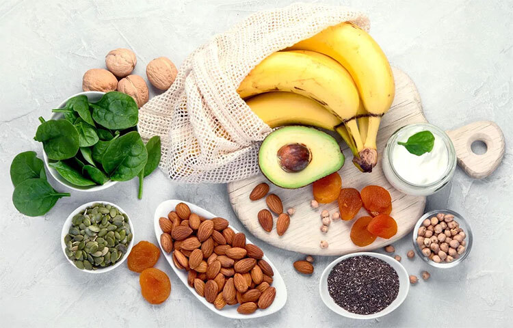 পটাশিয়াম সমৃদ্ধ খাবার: প্রতিদিন ২ হাজার থেকে ৪ হাজার মিলিগ্রাম পটাশিয়াম গ্রহণ করলে উচ্চরক্তচাপ কমে। আলু, পালং শাক, তরমুজ, অ্যাভোকাডো, মটরশুঁটি, টমেটো, শুকনো ফল পটাশিয়ামের অন্যতম উৎস। ছবি: সংগৃহীত