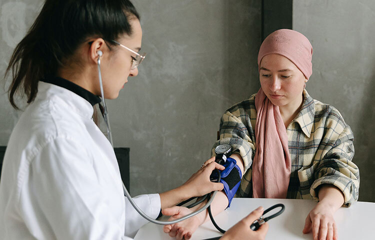 সাদা তিল শরীরের পক্ষে ঠিক কতখানি কার্যকর তা কথায় বলে বোঝানো সম্ভব নয়। পরিপাকের ক্ষেত্রে সাদা তিল অত্যন্ত গুরুত্বপূর্ণ ভূমিকা গ্রহণ করে। প্রোটিন ভিটামিন সমৃদ্ধ বা স্বাস্থ্যকর খাবারের সঙ্গে সাদা তিল মিশিয়ে নিলে দারুণ কাজে দেবে। হাইব্লাড প্রেশারের সমস্যা দূর করবে। ছবি: সংগৃহীত