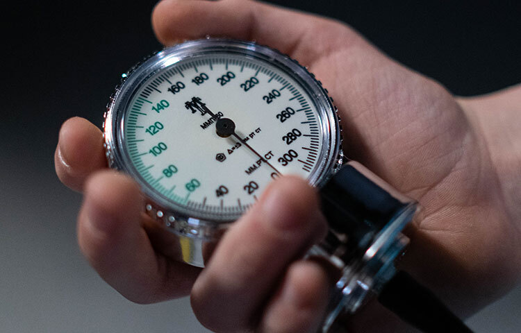 যদি কেউ হাইপারটেনশনে ভোগেন তাদের জন্য তিলের তেল অত্যন্ত গুরুত্বপূর্ণ। সাধারণ তেলে রান্নার থেকে তিলের তেলে রান্নার করলে ভালো ফল পাওয়া যাবে। ছবি: সংগৃহীত