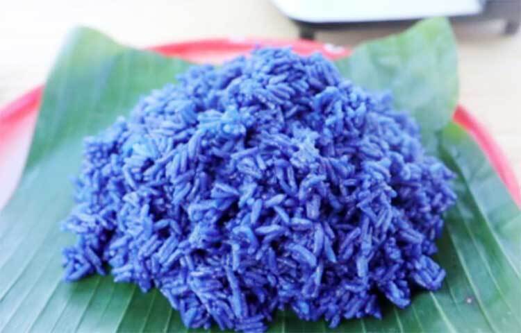 এশিয়া মহাদেশের অন্যতম বিখ্যাত খাবার ব্লু রাইস। ইতিহাস থেকে জানা গেছে, এই নীল ভাত খাওয়ার প্রচলন ছিল আদিকালে। ইতিহাস বিস্মৃত নীল ভাত বলিউড অভিনেত্রী জ্যাকুলিন ফার্নান্দেজের হাত ধরে সোশাল মিডিয়ায় বেশ ট্রেন্ডি। ছবি: সংগৃহীত