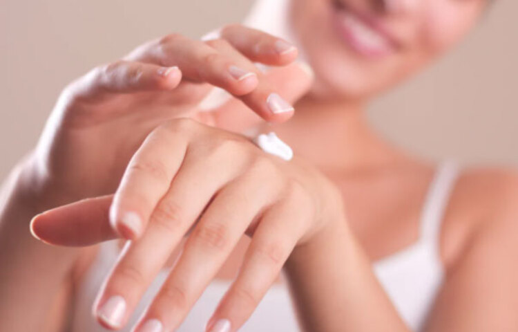 হাত: দেহের অন্যান্য অংশের তুলনায় হাতে কম লিপিড থাকে। সে কারণেই আমাদের দৈনন্দিন স্কিন কেয়ার রুটিনে হাতকে বেশি গুরুত্ব দিতে হয়। শীতকালে তো আরও বেশি।