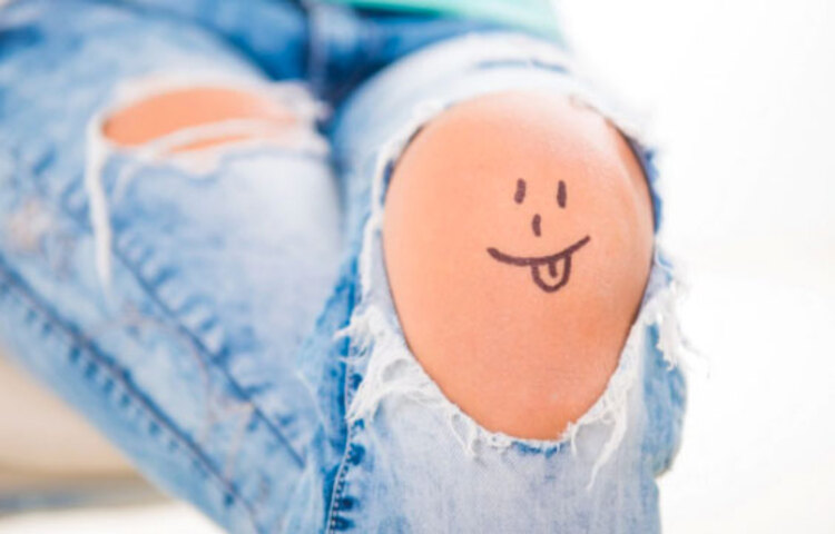 হাঁটু: হাঁটুর চামড়া খুব মোটা হয়। অনেক সময় অত্যধিক শুষ্ক হয়। আর কনুইয়ের মতো হাঁটুও ক্রমাগত সচল থাকে ও ভাঁজ করতে হয়। আর সে কারণেই হাঁটুকে ময়েশ্চারাইচ করতেই হবে।