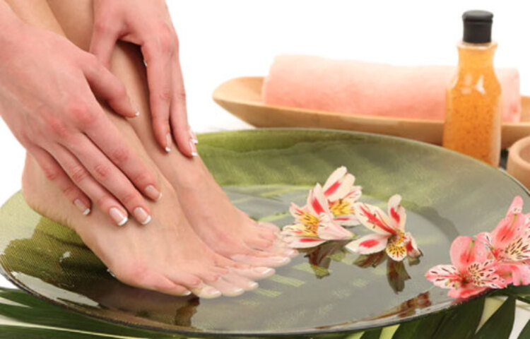 পায়ের পাতা: পায়ের পাতাই আমাদের শরীরের সবচাইতে উপেক্ষিত অংশ। পায়ের পাতাই আমরা সবচেয়ে বেশি ব্যবহার করে থাকি এবং সেকারণে ক্ষতির মাত্রাও বেশি, কিন্তু তাদের যত্নের বিষয়টি বেশিরভাগ ক্ষেত্রেই আমরা উপেক্ষা করে যাই।