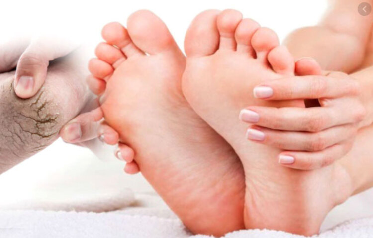 চরম তাপমাত্রা, বয়সের বৃদ্ধি এমনকি যে জুতো আপনি পরেন তার থেকেও আপনার পায়ের পাতার ত্বক শুষ্ক হতে পারে এবং ফাটল দেখা দেয়। যার থেকে পায়ের পাতায় ঘা হতে পারে এবং ফোস্কাও পড়তে পারে, এমনকি গুরুতর ক্ষেত্রে রক্তপাতও হতে পারে। এগুলো এড়িয়ে চলার জন্য, পায়ের পাতার ত্বকের যত্ন নেয়া অপরিহার্য। শীতকাল শুরু হওয়ার আগেই তাই যত্ন নেওয়া শুরু করতে হয়। না হলে একবার পা ফাটা শুরু হয়ে গেলে তা কমানো মুশকিল হয়ে যাবে।