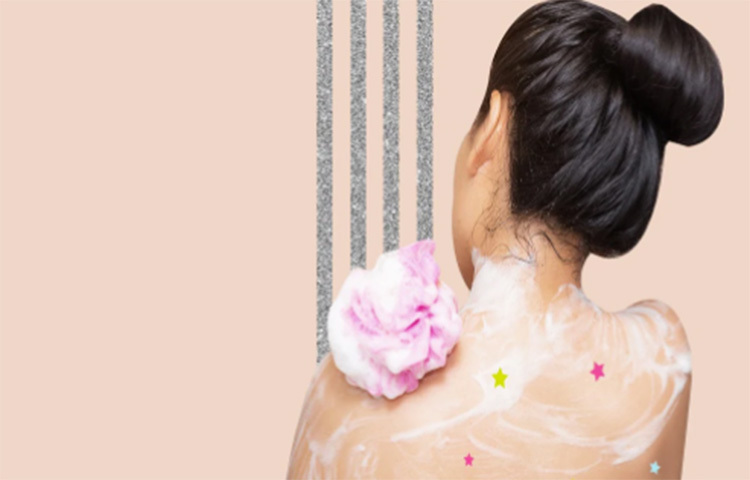 বাজারে আজকাল প্রচুর বডি ওয়াশ পাওয়া যায়। অনেক ধরনের সাবান আছে বহু আগে থেকেই। দীর্ঘদিন থেকে মানুষ ভরসা রাখছে সাবানের উপর। ছবি: সংগৃহীত