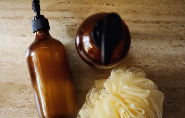 অনেকেরই ধারণা রয়েছে যে, সাবানের তুলনায় বডি ওয়াশের দাম বেশি। যদিও প্রথমে এটাই মনে হওয়ার কথা। আসলে সাবানের থেকে বডি ওয়াশ অনেক বেশি দিন চলে। ছবি: সংগৃহীত