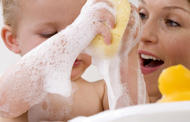 গোসলের সময় সাবান মাখলে অথবা বডি ওয়াশ লাগালে ফেনা হয়, তার ফলে খুবই রিফ্রেশিং লাগে। বডি ওয়াশ ত্বককে শুকিয়ে যাওয়ার হাত থেকে রক্ষা করে এবং প্রয়োজনীয় ময়েশ্চারের জোগান দেয়। হাতে অল্প পরিমাণে বডি ওয়াশ নিলেই প্রচুর ফেনা হয়। যার ফলে গোসলের পর নিজেকে বেশ সতেজ লাগে। যদিও যাদের সেনসিটিভ ত্বক, তাদের বডি ওয়াশ ব্যবহার না করাই ভাল। ছবি: সংগৃহীত