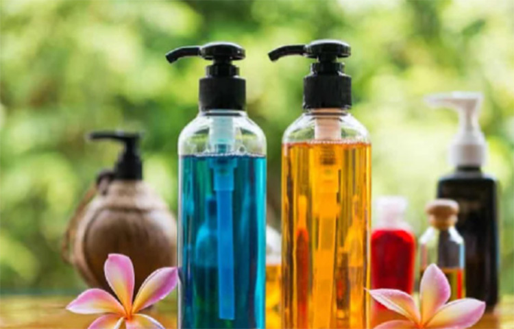 অনেকেরই ধারণা, একমাত্র শাওয়ারের নিচে দাঁড়িয়ে গোসল করলে তবেই বডি ওয়াশ ব্যবহার করা যায়। মগ-বালতি দিয়ে গোসলের ক্ষেত্রে বডি ওয়াশ ভালো কাজ দেয় না। একেবারেই ভুল ধারণা। আসলে আমাদের দেশে বেশির ভাগ মানুষই মগ-বালতিতেই গোসল করতে স্বচ্ছন্দ। তাই যে গোসলের ক্ষেত্রে বডি ওয়াশ দারুণ কার্যকর। অনেকেই সারা দিনের কাজকর্মের পরে বাড়ি ফিরে গোসল না করে শরীর মুছে নেন। কারণ দিনের শেষের ক্লান্তি ধুয়ে একটা আলাদাই সতেজতা এনে দিতে পারে এটি। ছবি: সংগৃহীত