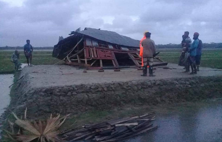 নতুন ঘর আম্ফানের আঘাতে ভেঙেছে। ছবি: মো. সাইফুল ইসলাম মিরাজ