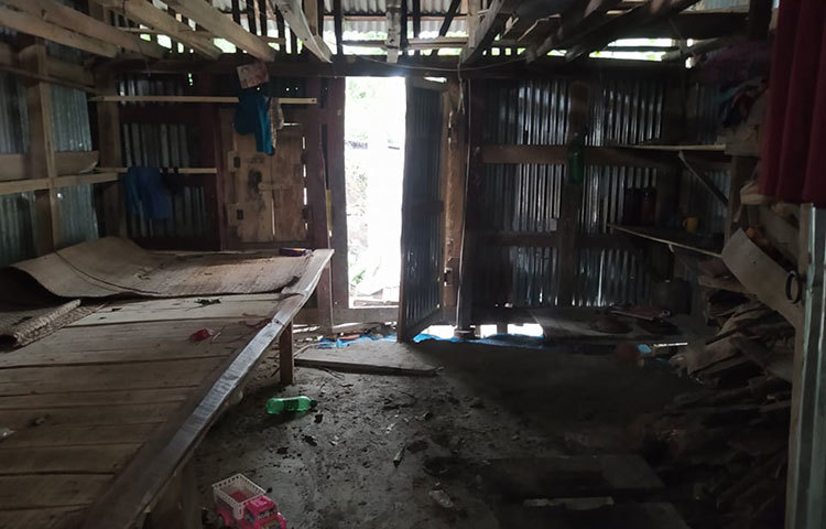 ঘরের ভেতর তাণ্ডব চালিয়েছে আম্ফান। ছবি: মো. সাইফুল ইসলাম মিরাজ