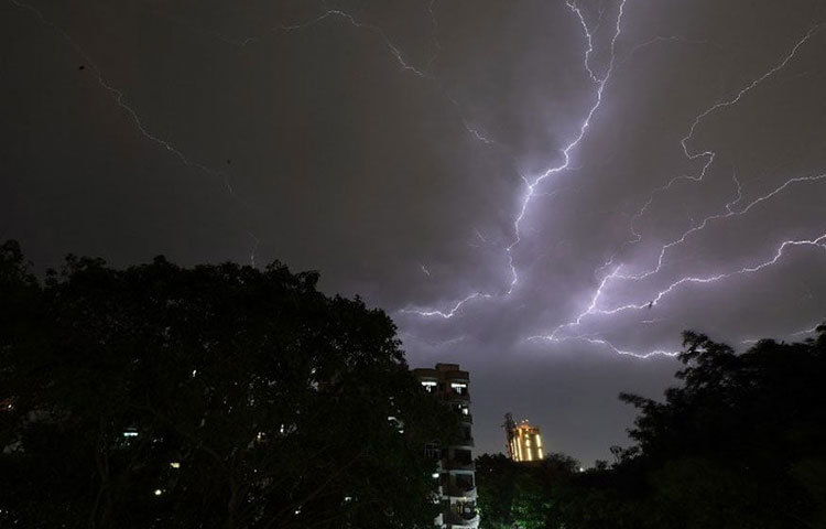যদি দেখেন বৃষ্টির সঙ্গে বাজ পড়ছে, আর আপনি বাড়ির বাইরে রয়েছেন, তাহলে কিছুক্ষণের জন্য হলেও কোথাও একটা আশ্রয় নিন। কোনো দোকান বা বাড়ির বারান্দা হলে ভালো।