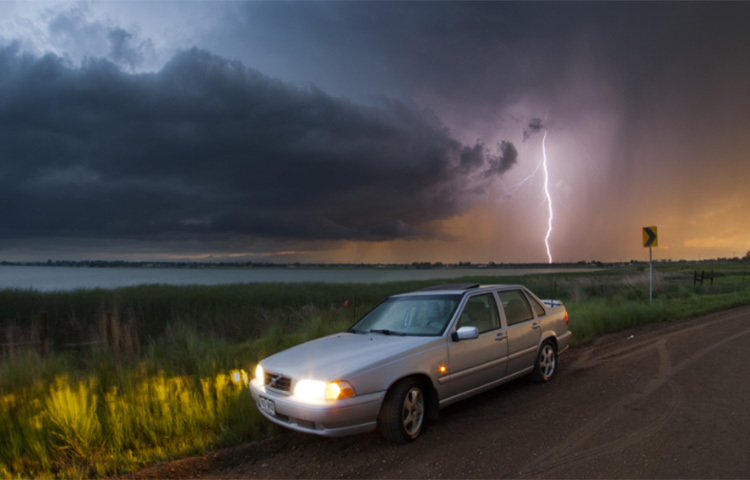বজ্রপাতের সময় গাড়ি মধ্যে থাকাও সম্পূর্ণ নিরাপদ নয়। বাজ পড়ার সময়ে কিছুতেই পানিতে বা পুকুরে থাকবেন না।  ছবি: সংগৃহীত