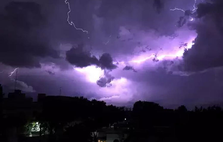 বাজ পড়ার সময় অবশ্যই বাড়ির বৈদ্যুতিক সমস্ত জিনিস, গেজেটের কানেকশন বন্ধ রাখুন। প্লাগ খুলে রাখুন। বজ্রপাতের সময় বাড়ির ধাতব বস্ত ধরবেন না।