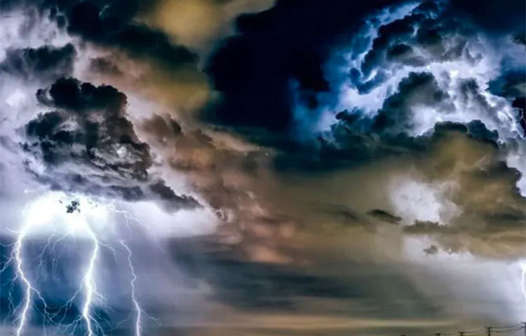 বাড়ির দরজা জানলা বন্ধ রাখুন। বারন্দায়, জানলার ধারে ধাতব কোনো চেয়ার বা তেমন জিনিসে বসবেন না।