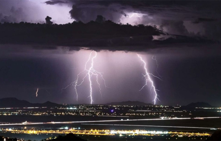 মার্চ,  এপ্রিল,  মে এবং জুন মাসে বর্ষা আসার আগে বাজ পড়ে বেশি। এই সময়ে আবহাওয়া দফতরের সতর্কবার্তার প্রতি খেয়াল রাখা দরকার। ছবি: সংগৃহীত