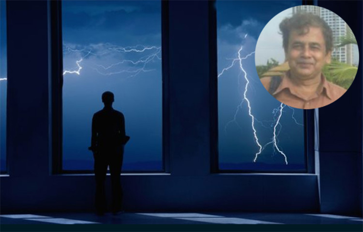 কলকাতা বিশ্ববিদ্যালয়ের অ্যাটমোসফেরিক সায়েন্সের অধ্যাপক সুব্রত মিদ্যা বলেছেন, ‘বাজ পড়ার সময় অনেকেই বাড়ির বাইরে বা মাঠে থাকেন। এ ক্ষেত্রে বাড়ি বা কাছাকাছি কোনো ঘরে আশ্রয় নেয়া সবচেয়ে নিরাপদ।’ কিন্তু তা না পাওয়া গেলে কিছু সাবধানতা অবলম্বন করা যেতে পারে। ছবি: সংগৃহীত