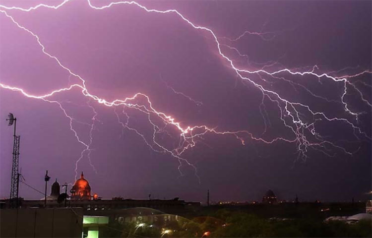 গাড়িতে থাকলে অবশ্যই গাড়ির জানলা খুলে রাখুন। ভুলেও গাড়ি গাছের তলায় দাঁড় করাবেন না নিজে গাছের তলায় আশ্রয় নেবেন না। এতে বিপদের সম্ভাবনা বেশি।