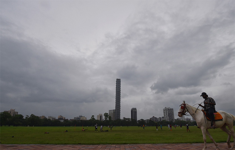 খোলা জায়গায় থাকলে, বাজ পড়ার সময় যতটা সম্ভব নিজেকে সঙ্কুচিত করে বা কুঁজো হয়ে মাটিতে বসে পড়লে রক্ষা পাওয়া সম্ভব। ছবি: সংগৃহীত