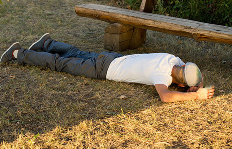 না শুয়ে যতটা সমম্ভব নিচু হয়ে মাটির কাছাকাছি থাকলেও বাজের কবল থেকে রক্ষা পাওয়া যেতে পারে। ছাদযুক্ত চার দেয়ালের ঘর এ ক্ষেত্রে সবচেয়ে নিরাপদ আশ্রয়। ঘরে থাকলে বাজ থেকে বাঁচার সম্ভাবনা বেশি। ছবি: সংগৃহীত